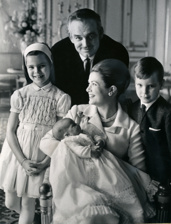 Královská rodinka: Kníže Rainier III., Grace Kellyová, dcera Caroline Stéphanie a syn princ Albert (1965).