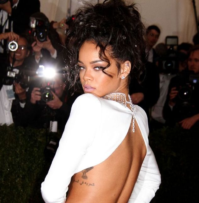 Populární zpěvačka Rihanna umí zaujmout. Pro letošní Met Gala zvolila šaty, které odhalily její tetování.