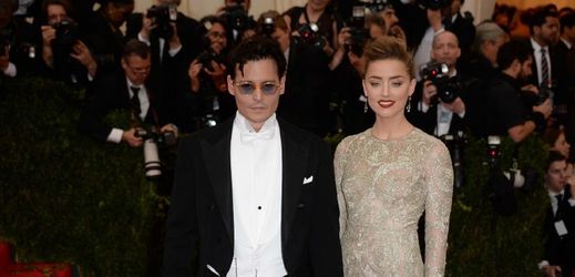 Pirát z Karibiku Johnny Depp se snoubenkou, o třiadvacet let mladší Amber Heardová.