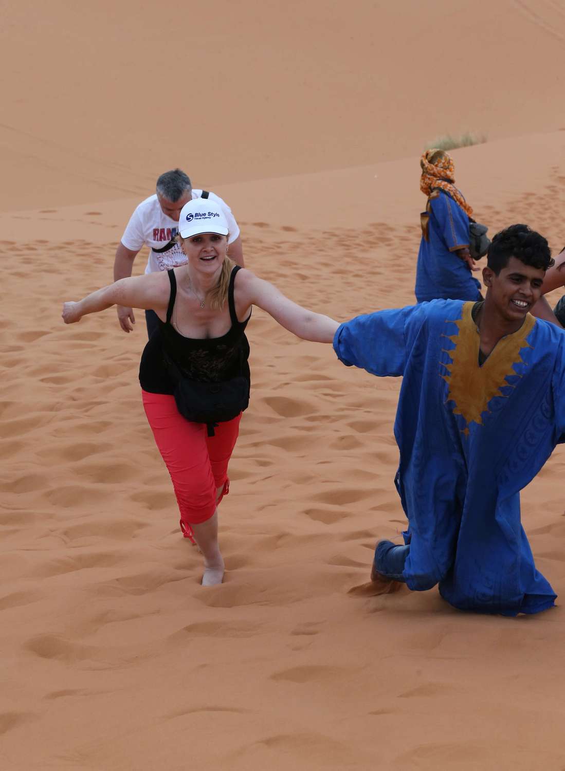 ... a když se člověk nemůže vydrápat na duny, pomůže s radostí každý Maročan!