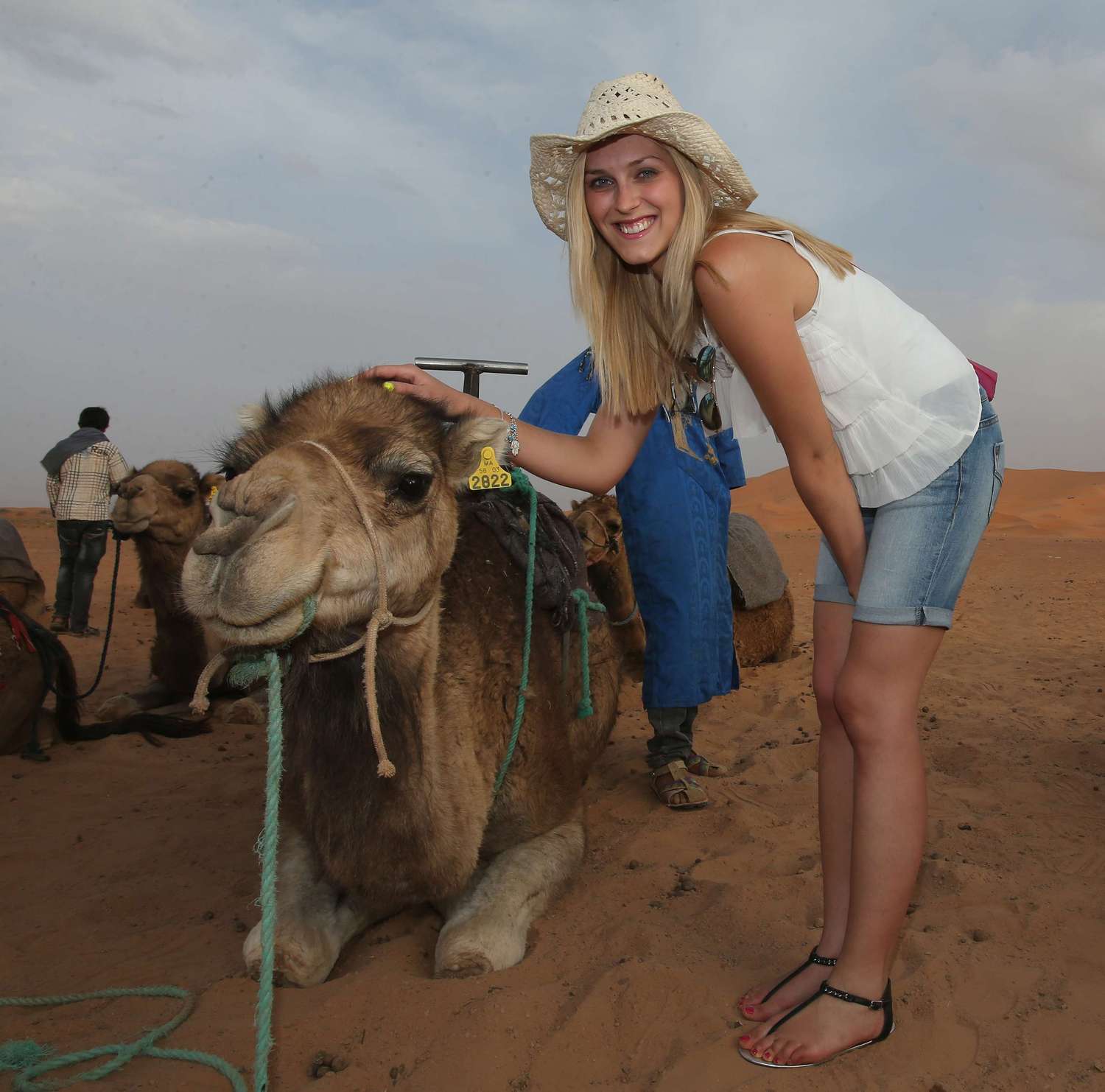 Na Sahaře v poušti moderátorka okusila i jízdu na velbloudovi.