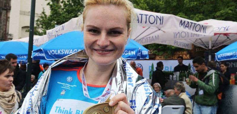 Iva Pazderková hrdě ukazovala medaili.