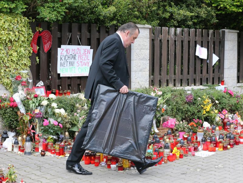 Zdeněk Zahradník odvezl Ivetin portrét do krematoria.