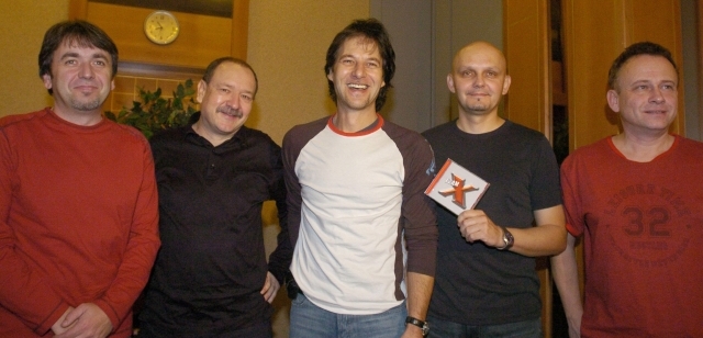 Členové hudební skupiny Team (zleva) Ivan Marček, textař Daniel Hevier, Pavol Habera, Dušan Antalík a Milan Dočekal na tiskové konferenci k vydání alba Team X.
