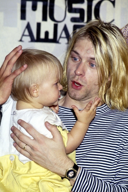 Love je vdovou po Kurtu Cobainovi. 