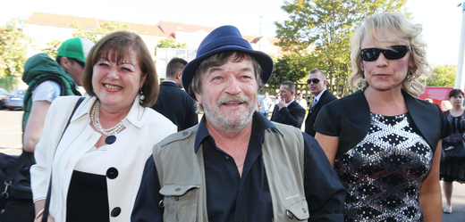 Roman Skamene dorazil na premiéru s manželkou a Veronikou Jeníkovou.