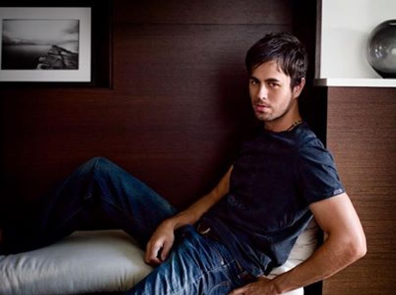 Těmito smyslnými fotkami na sociálních sítích láká Enrique fanynky na svá vystoupení.
