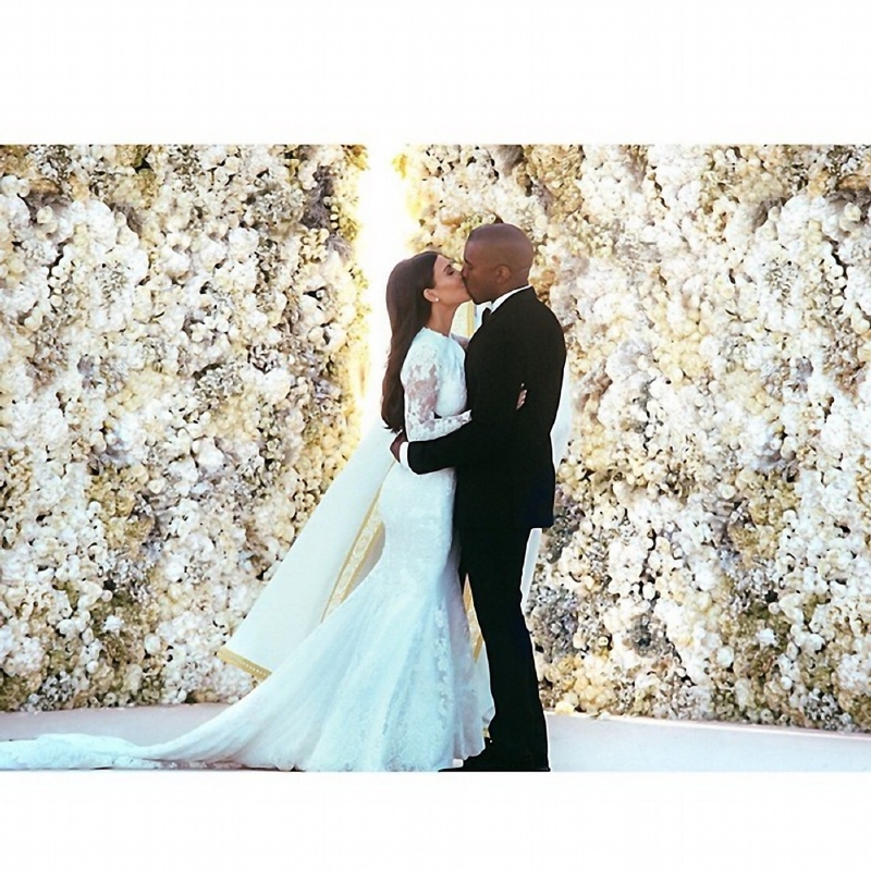 Kim Kardashianová už je vdaná za Kanyeho Westa.