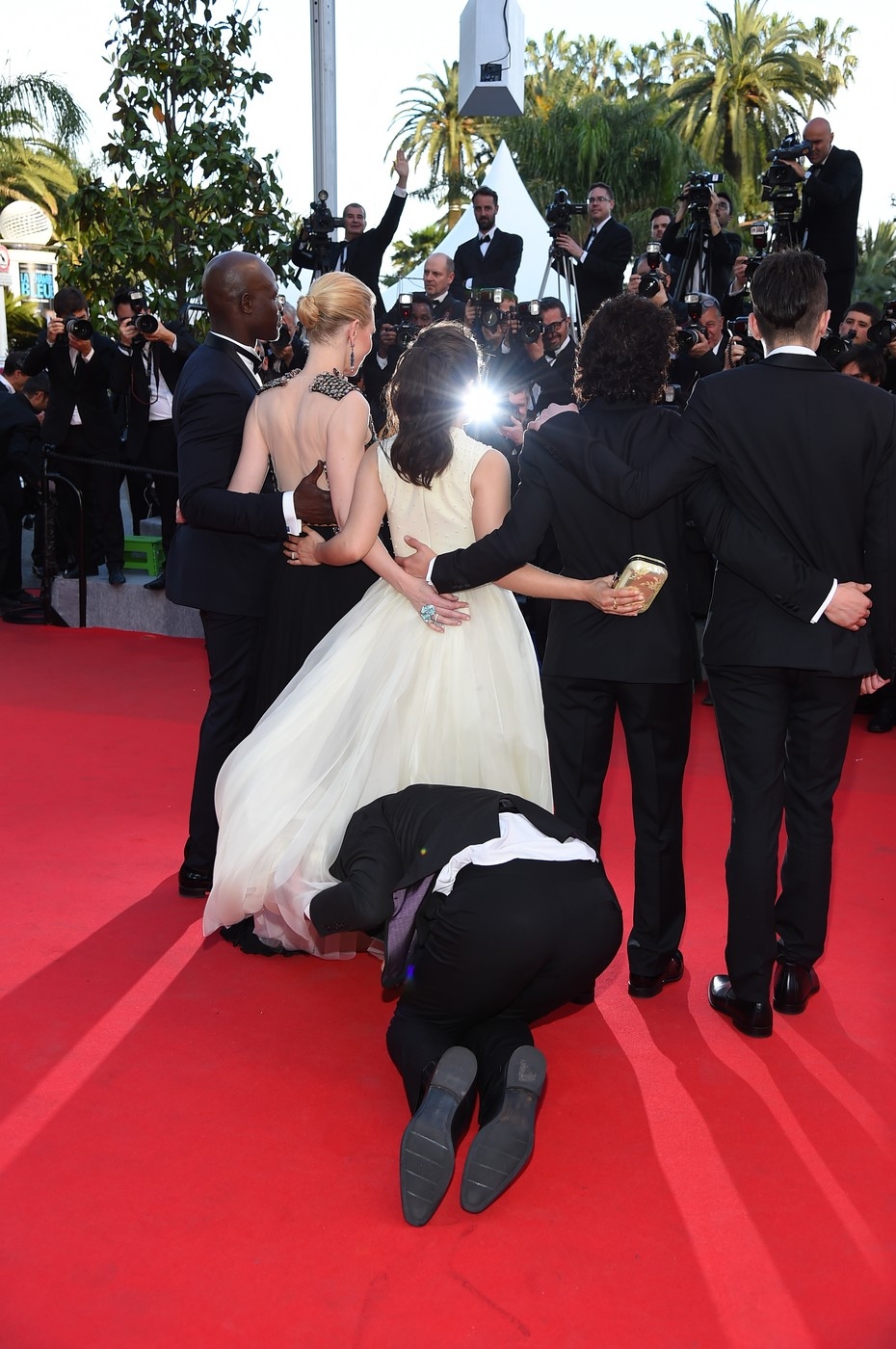 Vitalii Seduik se na červeném koberci festivalu v Cannes pokoušel vlézt pod sukni herečce Americe Ferreře, která je známá ze seriálu Ošklivka Betty.