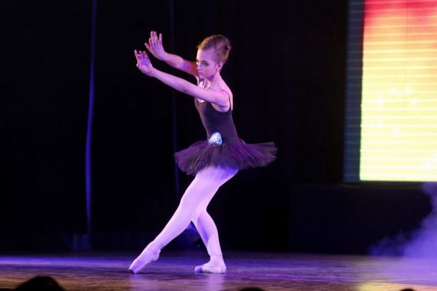 Jedna ze soutěžících, která Vlastimila Harapese jistě potěšila svým tanečním uměním.