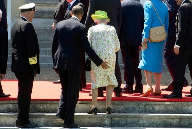 Z pohledu fotografa to vypadá, jako by se americký prezident chystal poplácat královnu Alžbětu po zadku.