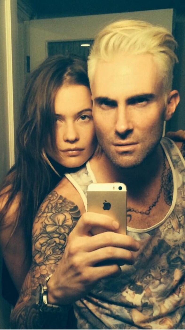 Levine změnil barvu vlasů a začal se omlouvat svým ex. Tady je na snímku se snoubenkou Behati Prinsloovou.