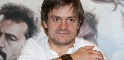 Jirka Mádl si v novém filmu Všiváci zahrál retardovaného chlapce.