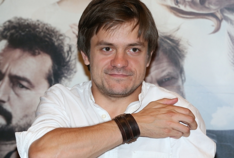 Jirka Mádl si v novém filmu Všiváci zahrál retardovaného chlapce.