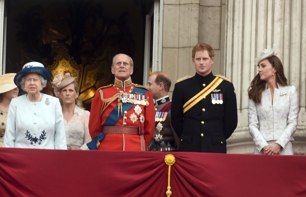 Královna Alžběta má svou rodinu pod palcem.