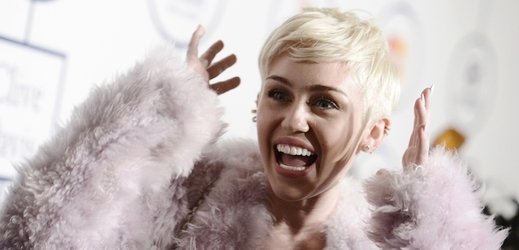 Miley byla ze smrti svého štěnete celá šílená.