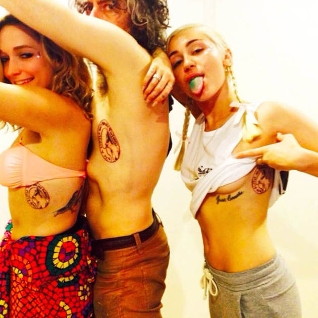 Zpěvačka přesvědčila k tetování i své přátele.