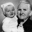 Karel Gott jako miminko se svou babičkou.