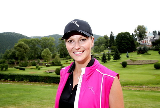 Jitka na golfovém turnaji v růžové jako Barbie.