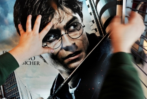 Plakát k filmu Harry Potter a Relikvie smrti.