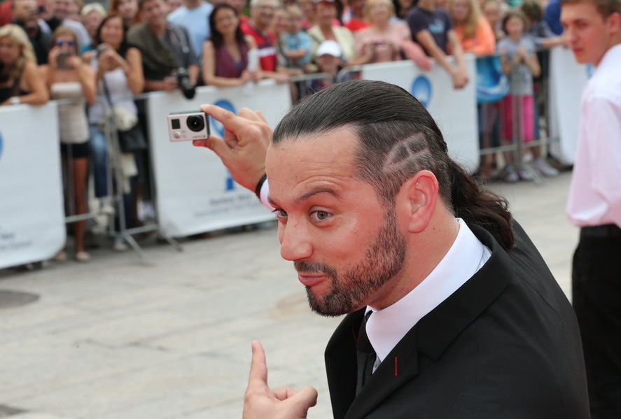 Ruda si kvůli znaku letošního filmového festivalu nechal na hlavě vyholit prasátko.