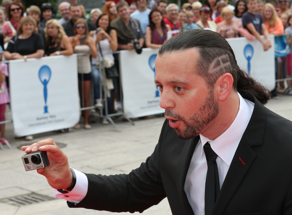 Ruda si kvůli znaku letošního filmového festivalu nechal na hlavě vyholit prasátko.