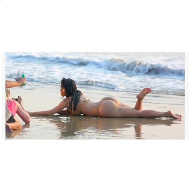 Kim na pláži připomíná na souši uvízlého plejtváka.