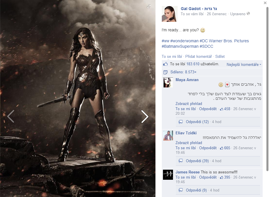 Gal Gadotová jako Wonder Woman.
