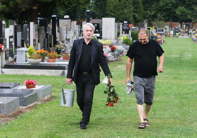 Rychtář s kamarádem Standou zamířili ihned na hřbitov.