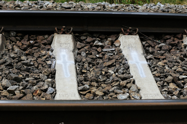 Na kolejich jsou sprejem namalované dva kříže. 