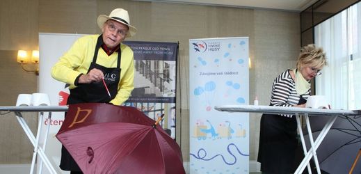 Jan Přeučil vyráběl malovaný deštník.