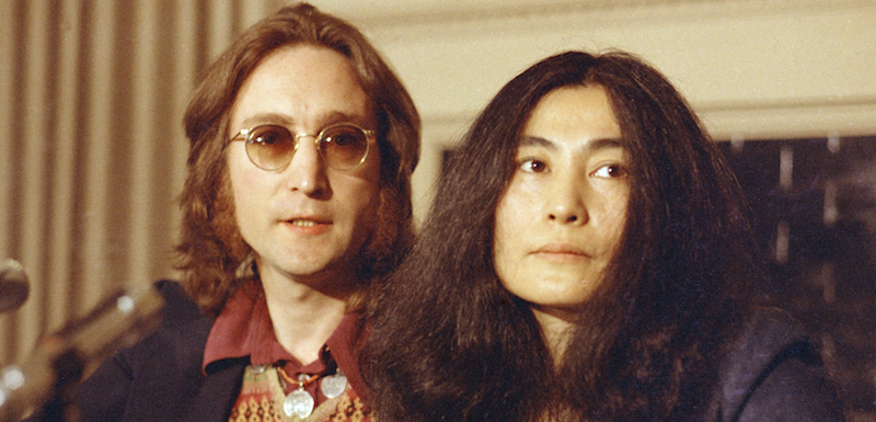 John Lennon a jeho manželka Yoko Ono.