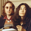 John Lennon a jeho manželka Yoko Ono.