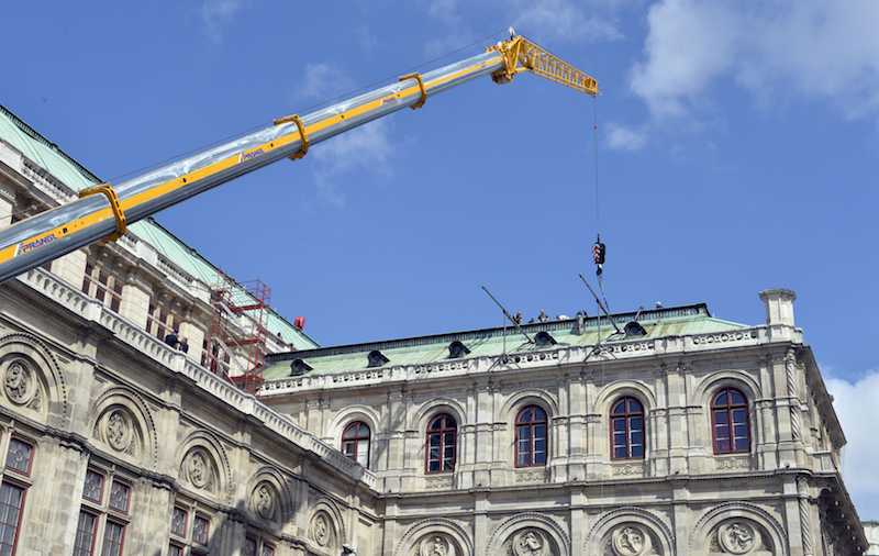 Štáb připravoval vše pro bezpečné natáčení přímo na budově Vídeňské opery.