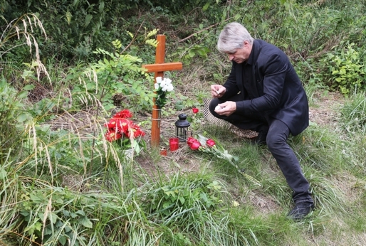 Josef Rychtář pohřbil Gejšu na zahradě.