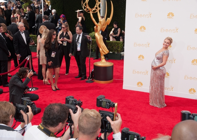 Herečka předvedla bříško na předávání cen Emmy.