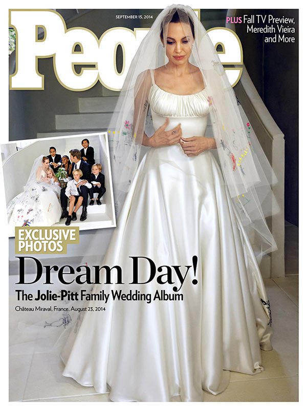 People uveřejnil snímky ze svatby Angeliny Jolie.