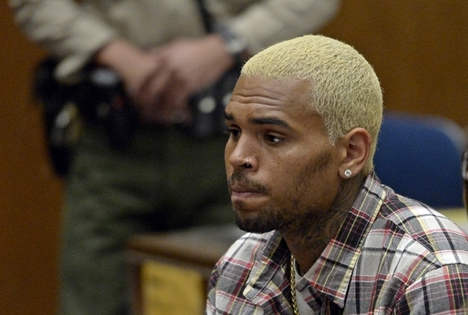 Násilník Chris Brown.