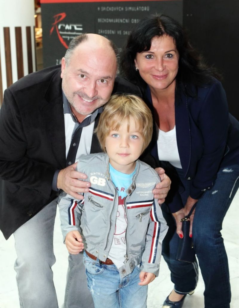 Michal David s vnukem a ženou.