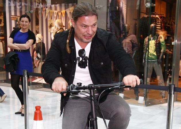 Rocker Petr Kolář je pro každou legraci. I jízda na kole v obchoďáku je pro něj výzvou.