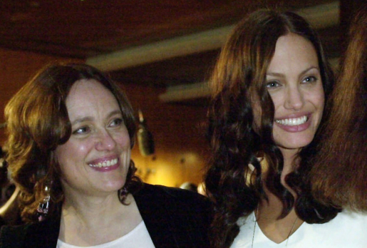 Angelina je se svou matkou stále v kontaktu. Vidí ji třeba v tom, jak vychovává své děti.