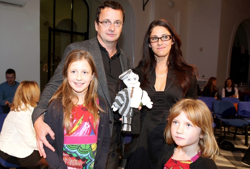 Michal Viewegh s manželkou a dcerami. 