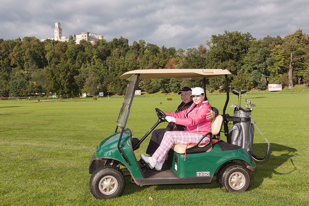 Felix Slováček a Dáda Patrasová na golfu. 