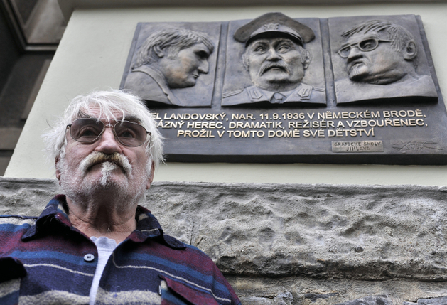 U příležitosti 74. narozenin Pavla Landovského byla slavnostně odhalena pamětní deska na jeho rodném domě v havlíčkobrodské ulici Barbory Kobzinové. Autorem desky je výtvarník Radomír Dvořák.