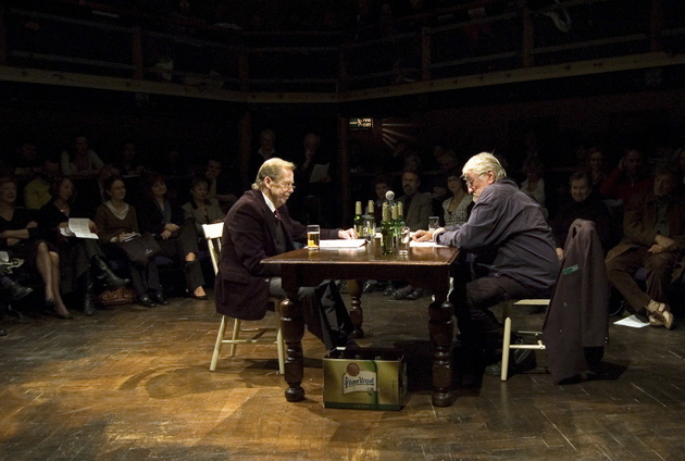 Václav Havel jako Vaněk a Pavel Landovský v roli sládka v londýnském divadle Orange Tree.