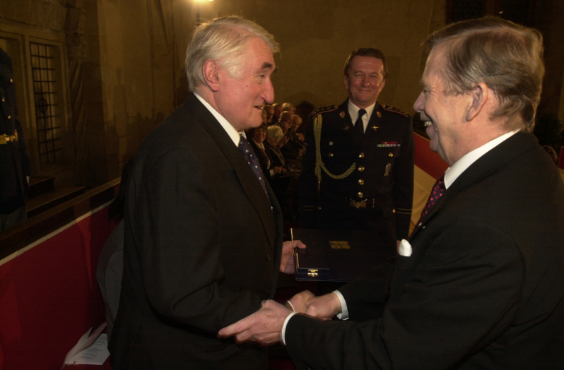 Prezident Vaclav Havel předal Pavlu Landovskému 28. října 2002 na Pražském hradě medaili Za zásluhy.