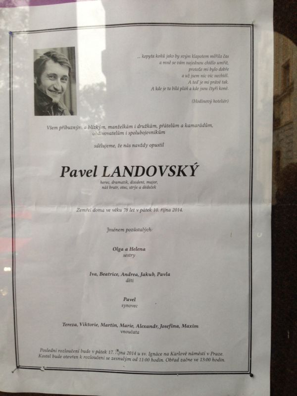Na kostele visí parte Pavla Landovského.