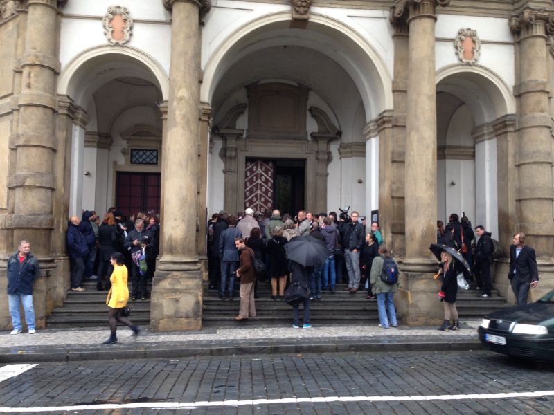 Před kostelem sv. Ignáce se tvoří fronty. Pohřeb Pavla Landovského si nenechalo ujít mnoho lidí.