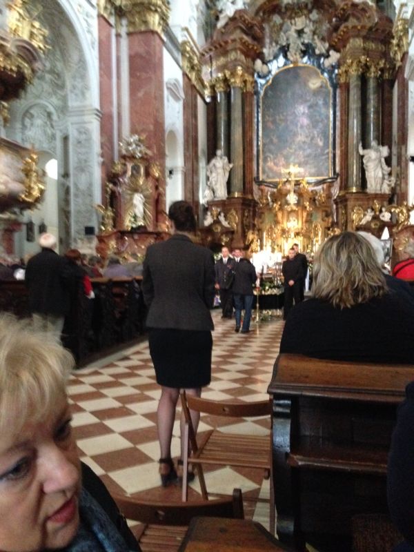 Všichni v kostele uctívají památku Pavla Landovského několika minutami ticha.