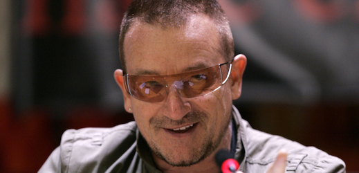 Bono a jeho brýle k sobě patří.